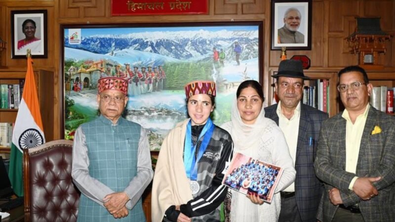 Himachal News: राज्यपाल ने विशेष ओलंपिक रजत पदक विजेता हर्षिता ठाकुर को सम्मानित किया